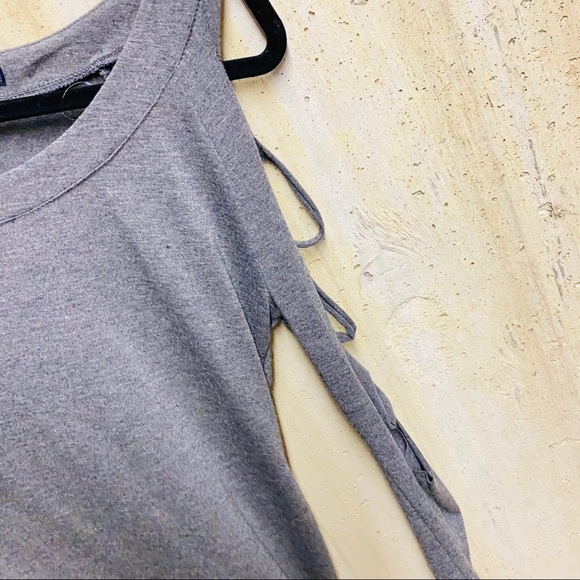 Holes in sleeves new no tags - Picture 3 of 6